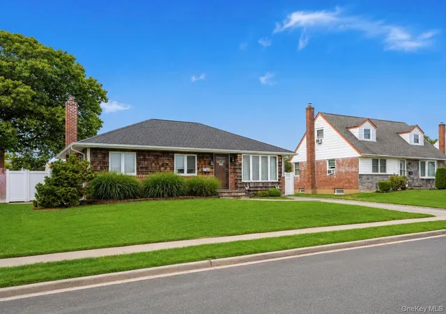 Photo 3 of Sale Pending at 15 Lowell Dr, Oyster Bay, NY 11735 | MLS# 1031380 | Listing updated on 2026-08-13