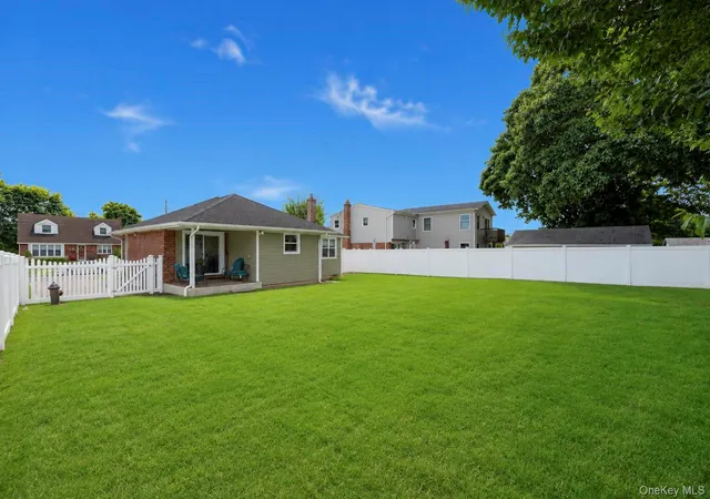 Photo 4 of Sale Pending at 15 Lowell Dr, Oyster Bay, NY 11735 | MLS# 1031380 | Listing updated on 2026-08-13