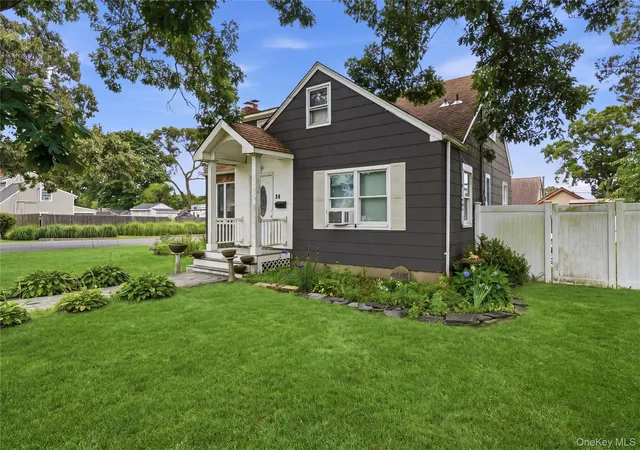 Photo 3 of Single family home for sale at 80 Everett St, Brookhaven, NY 11772 | MLS# 1031394 | Listing updated on 2026-08-04
