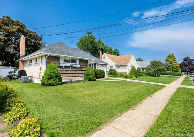 Photo 3 of Sale Pending at 9 Leeds Ln, Babylon, NY 11703 | MLS# 1031402 | Listing updated on 2026-08-22