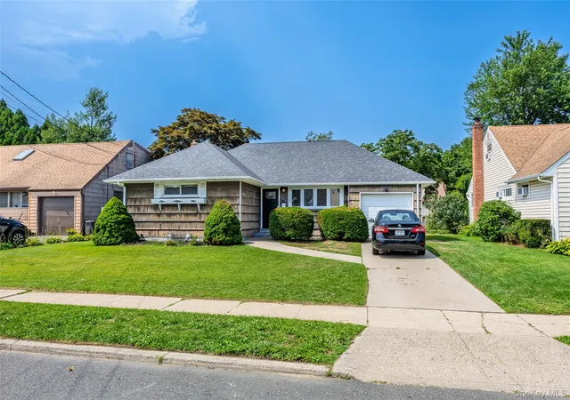 Photo 3 of Sale Pending at 9 Leeds Ln, Babylon, NY 11703 | MLS# 1031402 | Listing updated on 2026-08-22