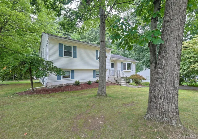 3rd image of 26 Rockwood Dr, Newburgh (town), NY 12550 | MLS# 1031414