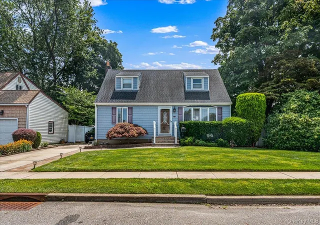 Photo 1 of Single family home for sale at 2 Gateway, Oyster Bay, NY 11735 | MLS# 1031431 | Listing updated on 2026-09-16