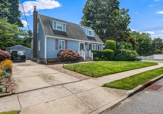 Photo 2 of Single family home for sale at 2 Gateway, Oyster Bay, NY 11735 | MLS# 1031431 | Listing updated on 2026-09-16