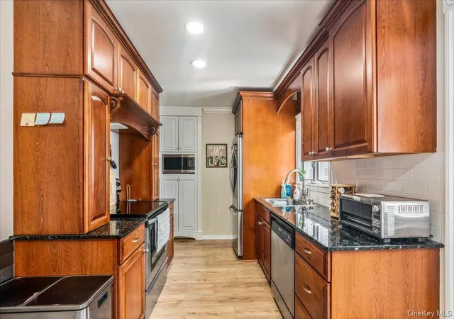 Photo 3 of Single family home for sale at 2 Gateway, Oyster Bay, NY 11735 | MLS# 1031431 | Listing updated on 2026-09-16
