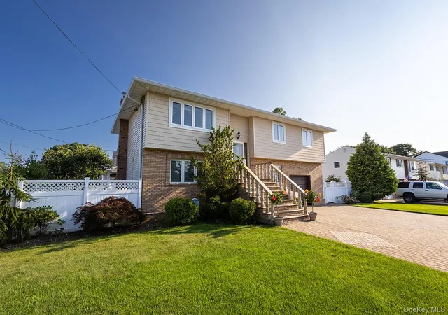 Photo 2 of Sale Pending at 222 N Pine St, Oyster Bay, NY 11758 | MLS# 1031465 | Listing updated on 2026-08-28