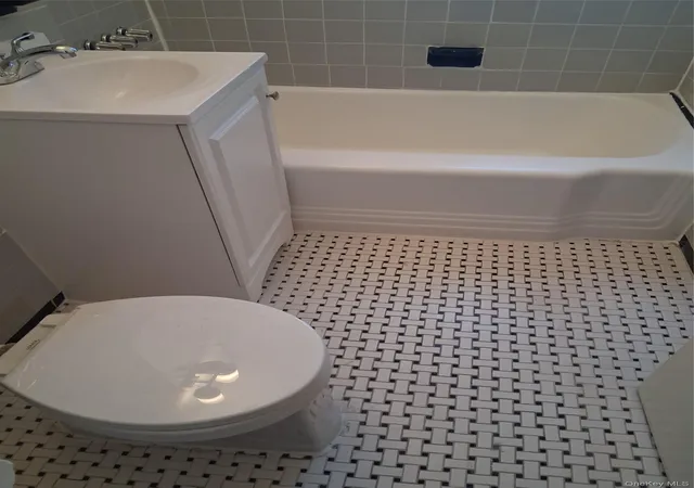 2nd image of 2235 Cruger Ave, New York, NY 10467