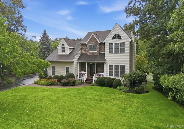 Photo 1 of Single family home for sale at 4 Wood Holw Dr, Southampton, NY 11977 | MLS# 1031502 | Listing updated on 2026-10-03