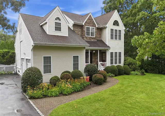 Photo 2 of Single family home for sale at 4 Wood Holw Dr, Southampton, NY 11977 | MLS# 1031502 | Listing updated on 2026-10-03