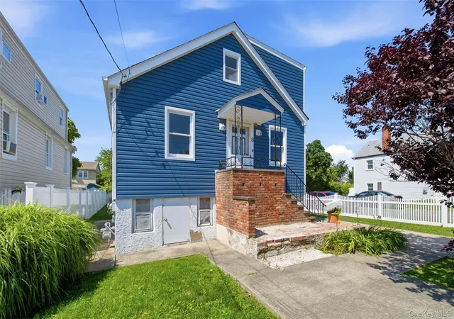Photo 2 of Single family home for sale at 8 5th Street, Oyster Bay, NY 11709 | MLS# 1031519 | Listing updated on 2026-09-19