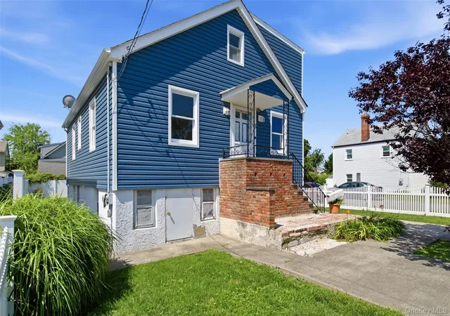 Photo 3 of Single family home for sale at 8 5th Street, Oyster Bay, NY 11709 | MLS# 1031519 | Listing updated on 2026-09-19