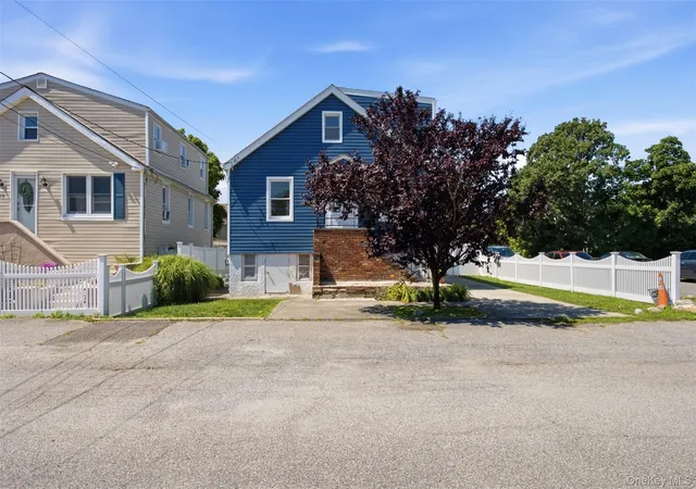 Photo 3 of Single family home for sale at 8 5th Street, Oyster Bay, NY 11709 | MLS# 1031519 | Listing updated on 2026-09-19