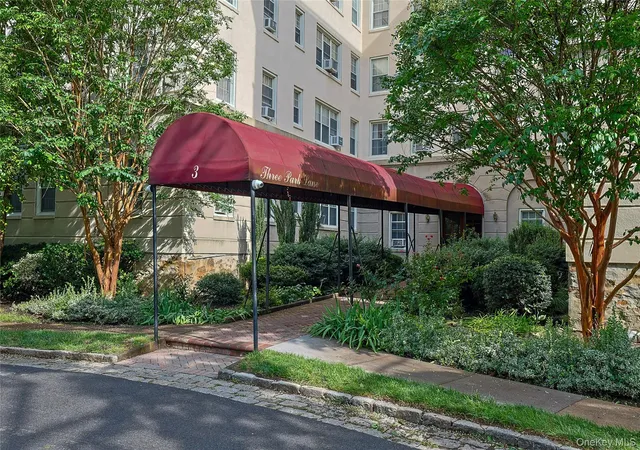 Photo 2 of Sale Pending at 3 Park Ln #1B, Mount Vernon, NY 10552 | MLS# 1031543 | Listing updated on 2026-09-26