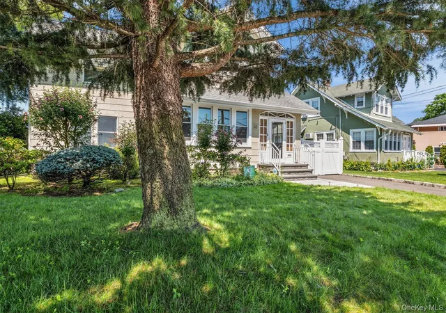 Photo 3 of Sale Pending at 30 West St, Oyster Bay, NY 11735 | MLS# 1031555 | Listing updated on 2026-08-27