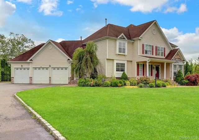 Photo 3 of Single family home for sale at 7 Brookline Ct, Riverhead, NY 11792 | MLS# 1031590 | Listing updated on 2026-08-09