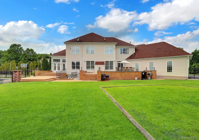 Photo 3 of Single family home for sale at 7 Brookline Ct, Riverhead, NY 11792 | MLS# 1031590 | Listing updated on 2026-08-09