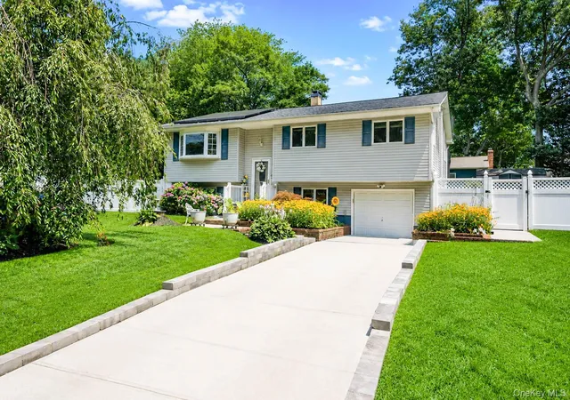 Photo 3 of Sale Pending at 109 Midland Blvd, Brookhaven, NY 11779 | MLS# 1031720 | Listing updated on 2026-08-13