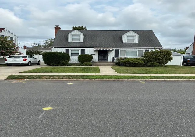Photo 1 of Sale Pending at 25 S Elm St, Oyster Bay, NY 11801 | MLS# 1031762 | Listing updated on 2026-08-18