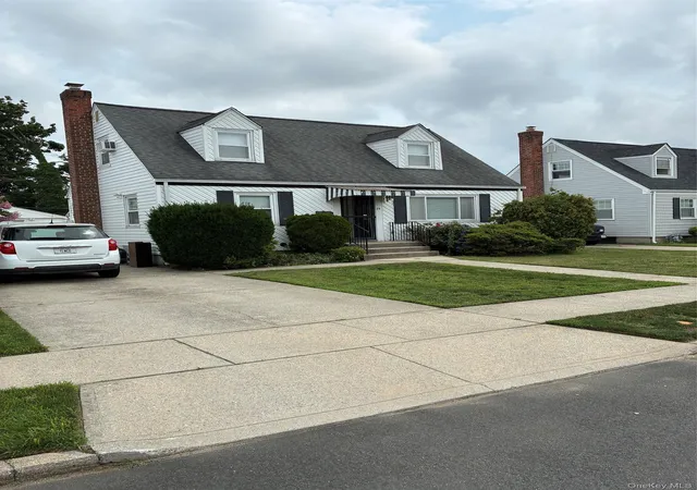 Photo 2 of Sale Pending at 25 S Elm St, Oyster Bay, NY 11801 | MLS# 1031762 | Listing updated on 2026-08-18