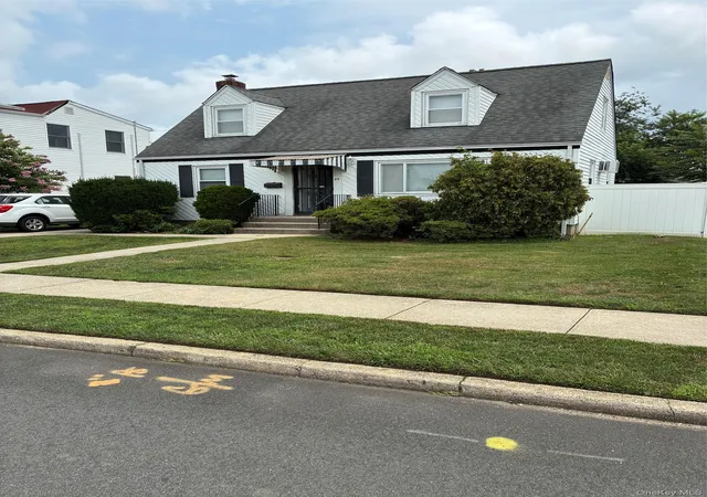 Photo 3 of Sale Pending at 25 S Elm St, Oyster Bay, NY 11801 | MLS# 1031762 | Listing updated on 2026-08-18