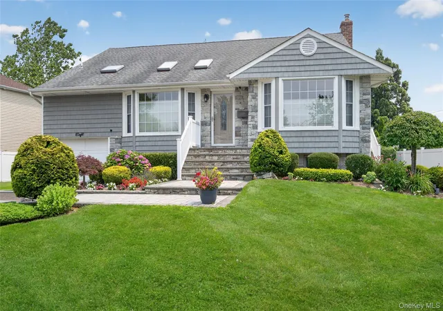 Photo 3 of Sale Pending at 8 Yates Ln, Oyster Bay, NY 11753 | MLS# 1031767 | Listing updated on 2026-08-18