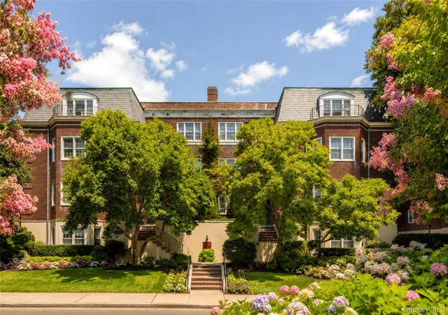 1st image of 2 Chateaux Cir, Scarsdale, NY 10583