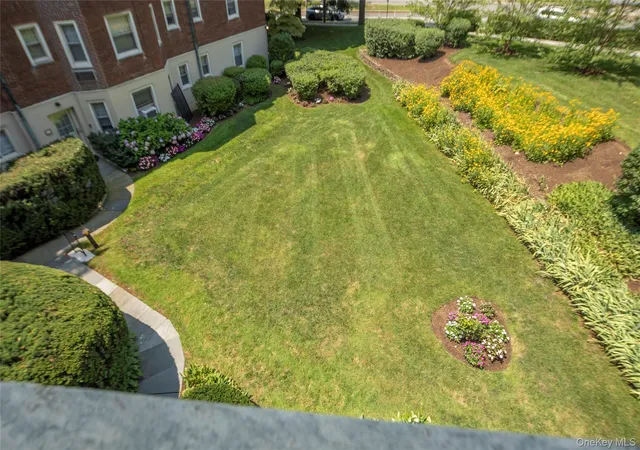 2nd image of 2 Chateaux Cir, Scarsdale, NY 10583