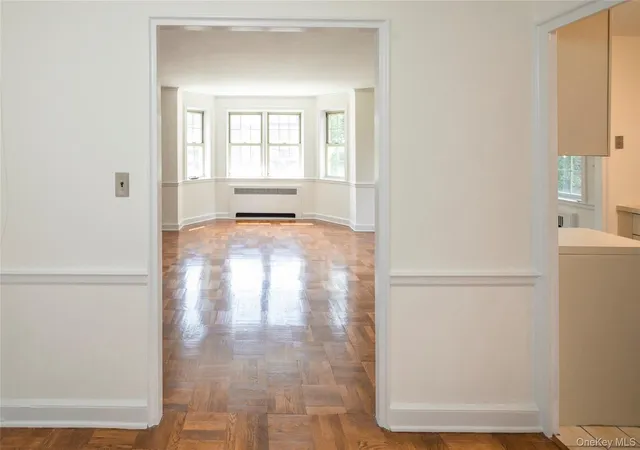 2nd image of 2 Chateaux Cir, Scarsdale, NY 10583