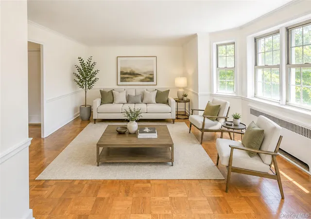 3rd image of 2 Chateaux Cir, Scarsdale, NY 10583