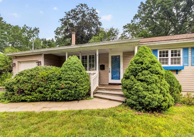 Photo 3 of Sale Pending at 4 Jill Dr, Clarkstown, NY 10994 | MLS# 1031776 | Listing updated on 2026-08-27
