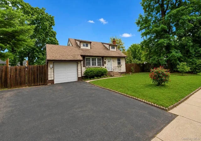 Photo 3 of Sale Pending at 491 Smith St, Islip, NY 11722 | MLS# 1031878 | Listing updated on 2026-08-19