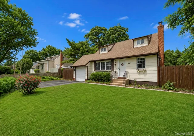 Photo 3 of Sale Pending at 491 Smith St, Islip, NY 11722 | MLS# 1031878 | Listing updated on 2026-08-19