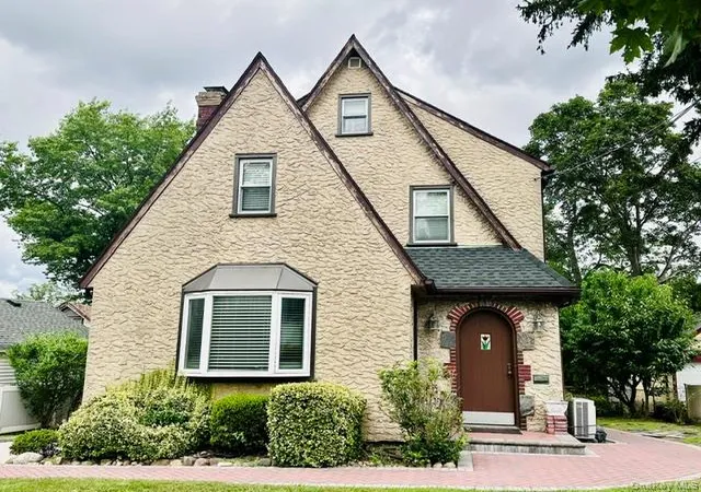 Photo 1 of Single family home for sale at 25511 Iowa Rd, North Hempstead, NY 11020 | MLS# 1031886 | Listing updated on 2026-08-24