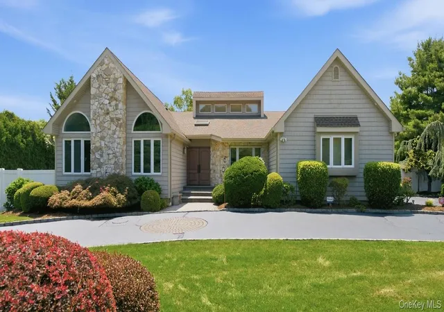 Photo 2 of Sale Pending at 14 Paddock Dr, Huntington, NY 11768 | MLS# 1031907 | Listing updated on 2026-08-12