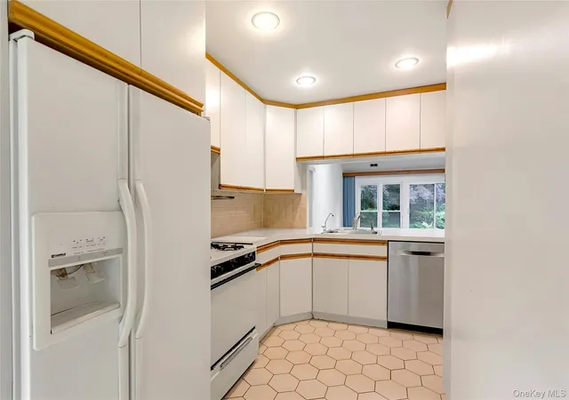 Photo 3 of Sale Pending at 11 Rose Ct, Islip, NY 11730 | MLS# 1031943 | Listing updated on 2026-08-19