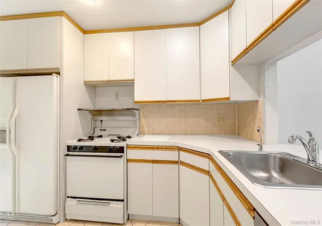 Listing Photo 4 - Condo for sale in building located at 11 Rose Ct, Islip, NY 11730