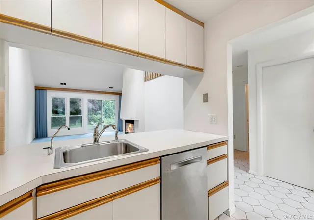 Listing Photo 5 - Condo for sale in building located at 11 Rose Ct, Islip, NY 11730