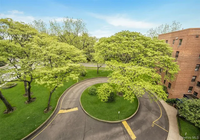 2nd image of 640 Pelham Rd, New Rochelle, NY 10805
