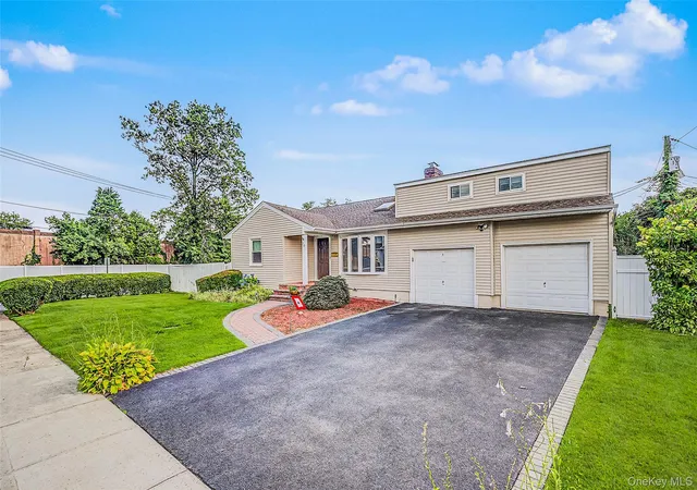 Photo 2 of Sale Pending at 28 Greenvale Ln, Oyster Bay, NY 11791 | MLS# 1031995 | Listing updated on 2026-09-22