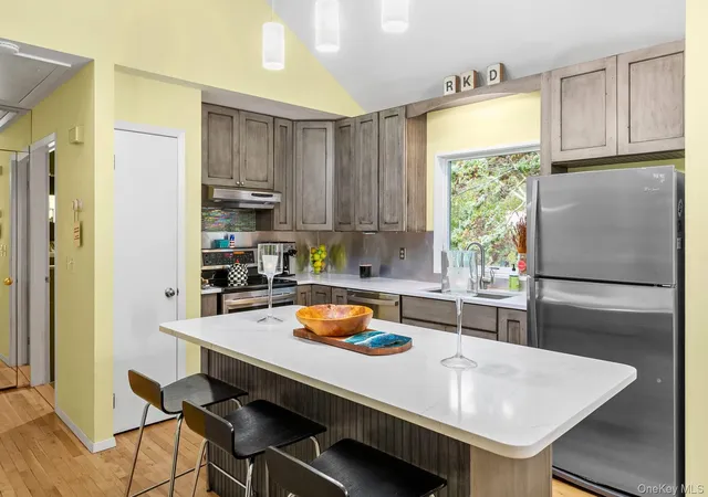 5th image of 14 Hoover Ct, East Hampton, NY 11954 | MLS# 1032010