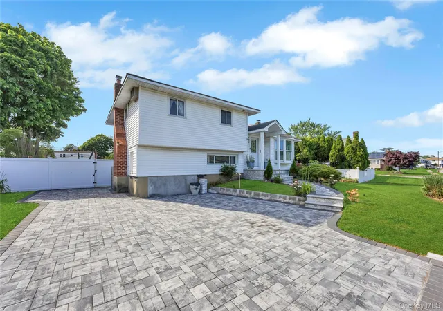Photo 1 of Single family home for sale at 11 Lee Dr, Oyster Bay, NY 11735 | MLS# 1032023 | Listing updated on 2026-10-26