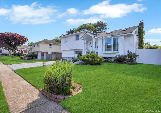 Photo 2 of Single family home for sale at 11 Lee Dr, Oyster Bay, NY 11735 | MLS# 1032023 | Listing updated on 2026-10-26