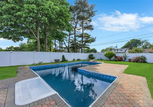 Photo 4 of Single family home for sale at 11 Lee Dr, Oyster Bay, NY 11735 | MLS# 1032023 | Listing updated on 2026-10-26