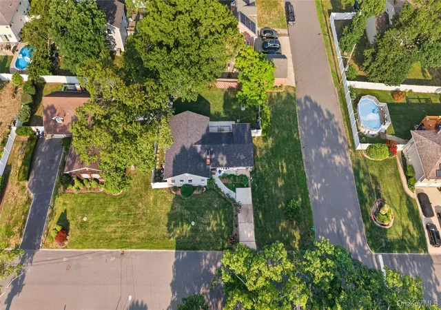 2nd image of 25 Putnam Ave, West Babylon, NY 11704 | MLS# 1032074