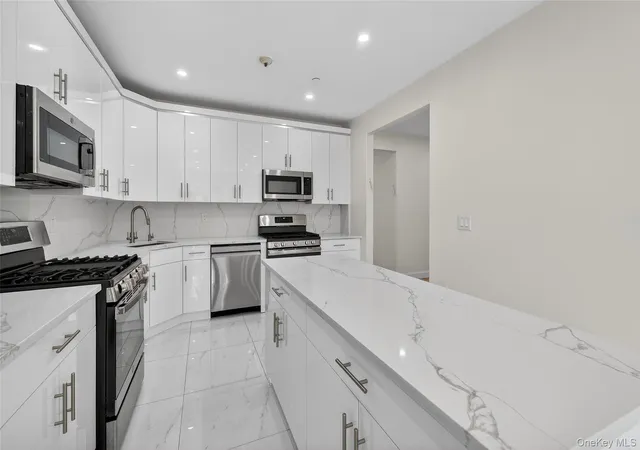 5th image of 2 Bluefield Dr, Spring Valley, NY 10977