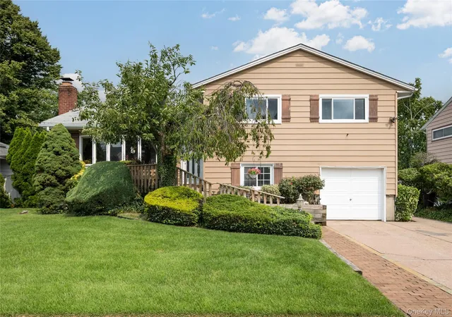Photo 1 of Sale Pending at 10 Primrose Ave, Oyster Bay, NY 11801 | MLS# 1032204 | Listing updated on 2026-08-07