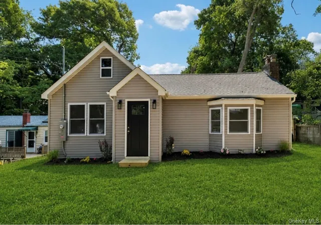 Photo 2 of Sale Pending at 5 Kew Dr, Brookhaven, NY 11789 | MLS# 1032212 | Listing updated on 2026-09-29