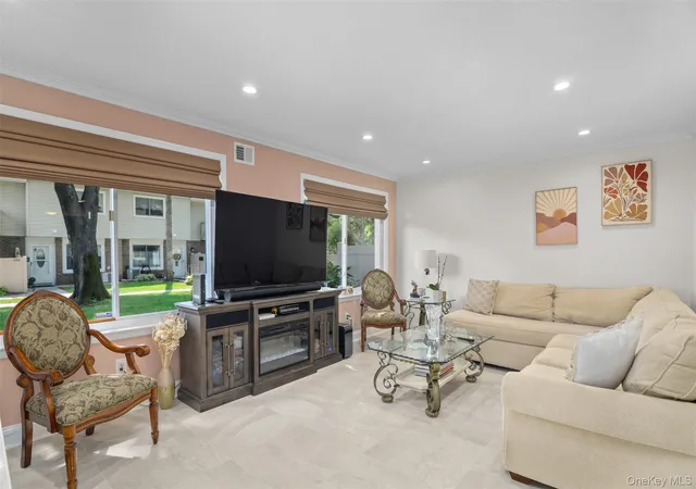 Listing Photo 4 - Condo for sale in building located at 236 Springmeadow Dr, Islip, NY 11741 - Unit #B