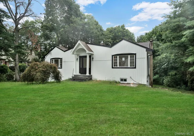 Photo 1 of Single family home for sale at 7 Weinmann Blvd, Huntington, NY 11747 | MLS# 1032254 | Listing updated on 2026-10-04