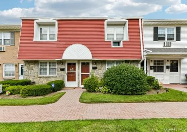 1st image of 15 Springwood Dr, Babylon, NY 11703 | MLS# 1032270